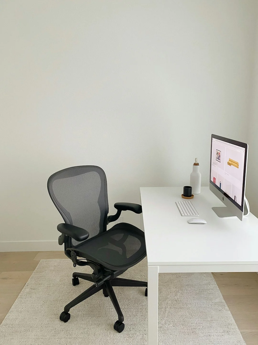 Un espace de travail contemporain mettant en avant un ordinateur portable, une tablette et des smartphones, parfait pour un usage technologique et en freelance.